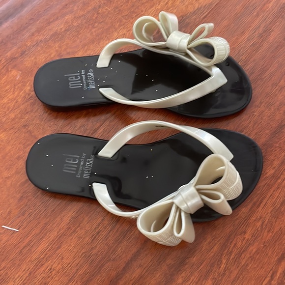 Mini Melissa jelly flip flops. - Picture 2 of 3